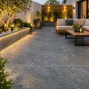 Patio contemporain en dalles ardoise lumineuses.webp