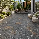 Patio moderne en pierre et verdure.webp